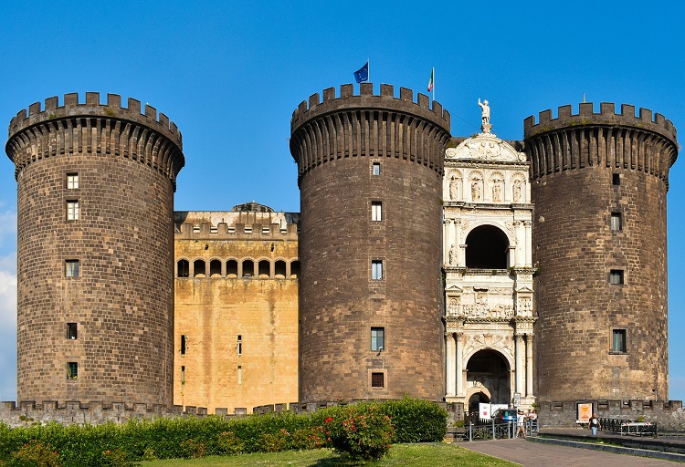 Castel Nuovo mit Kindern